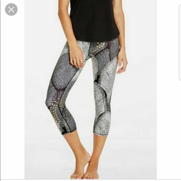 Fabletics Salar Capri Leggings Foiled Flurry with Gold Dots Size Small - Picture 10 of 12